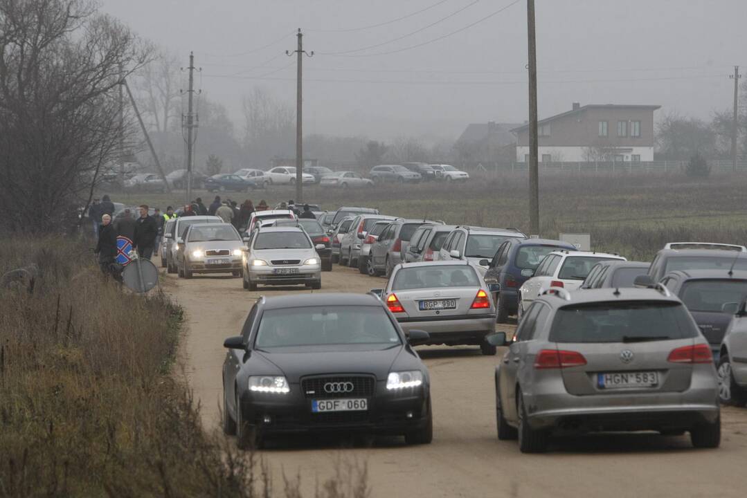 Klaipėdiečiai plūsta lankyti artimųjų kapų