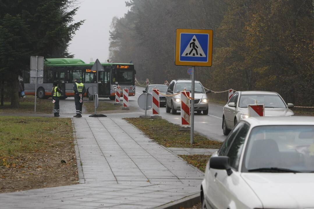 Klaipėdiečiai plūsta lankyti artimųjų kapų