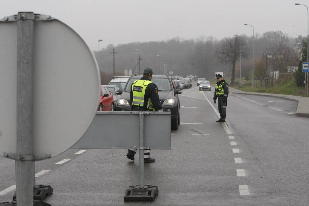 Klaipėdiečiai plūsta lankyti artimųjų kapų