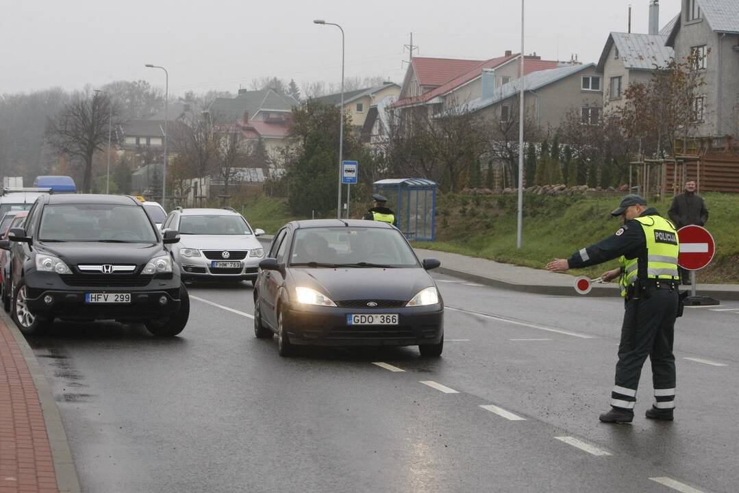 Klaipėdiečiai plūsta lankyti artimųjų kapų