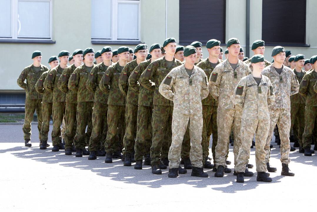 Klaipėdos Dragūnų batalione – vadų pasikeitimas ir šauktinių išlydėtuvės
