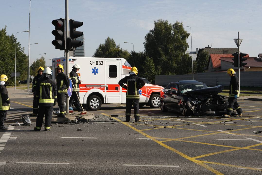 Dar viena avarija Klaipėdoje: sumaitoti du automobiliai