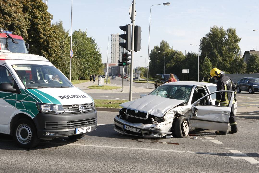 Dar viena avarija Klaipėdoje: sumaitoti du automobiliai