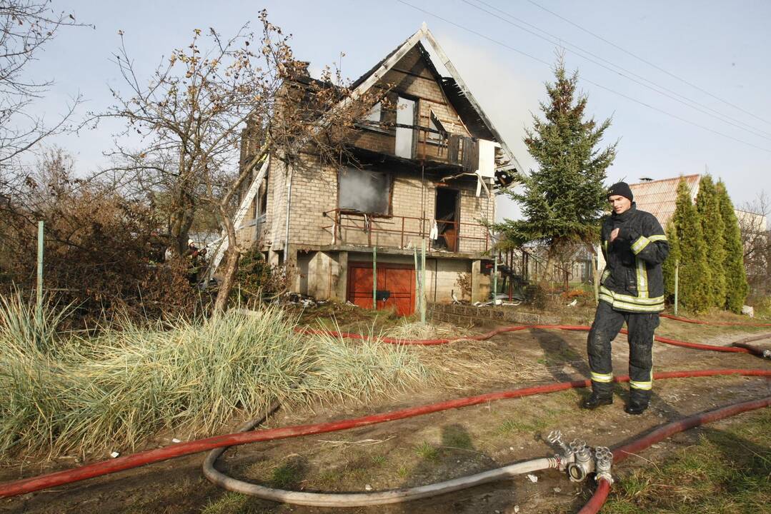 Dituvoje vidurdienį supleškėjo gyvenamasis namas