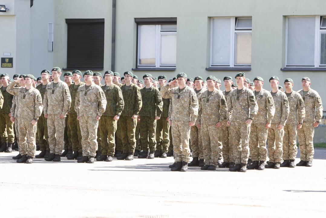 Klaipėdos Dragūnų batalione – vadų pasikeitimas ir šauktinių išlydėtuvės