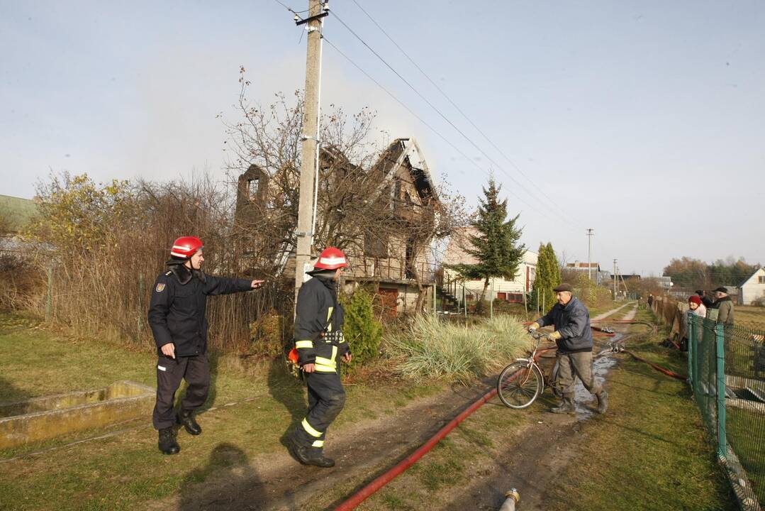 Dituvoje vidurdienį supleškėjo gyvenamasis namas