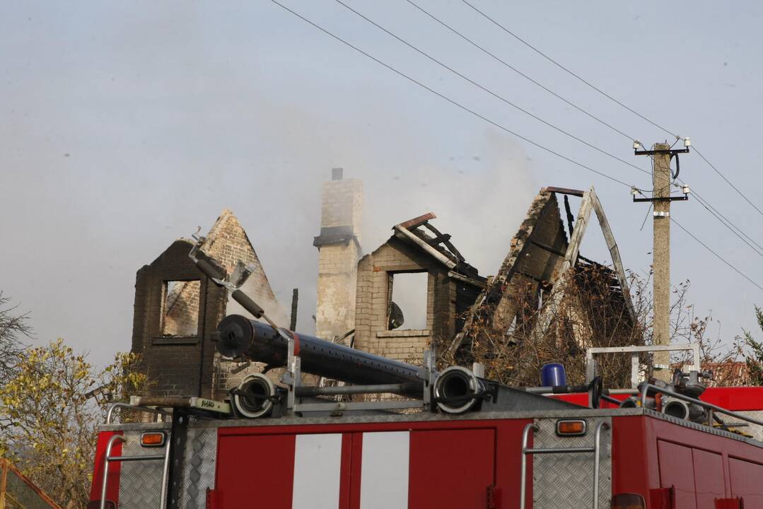 Dituvoje vidurdienį supleškėjo gyvenamasis namas