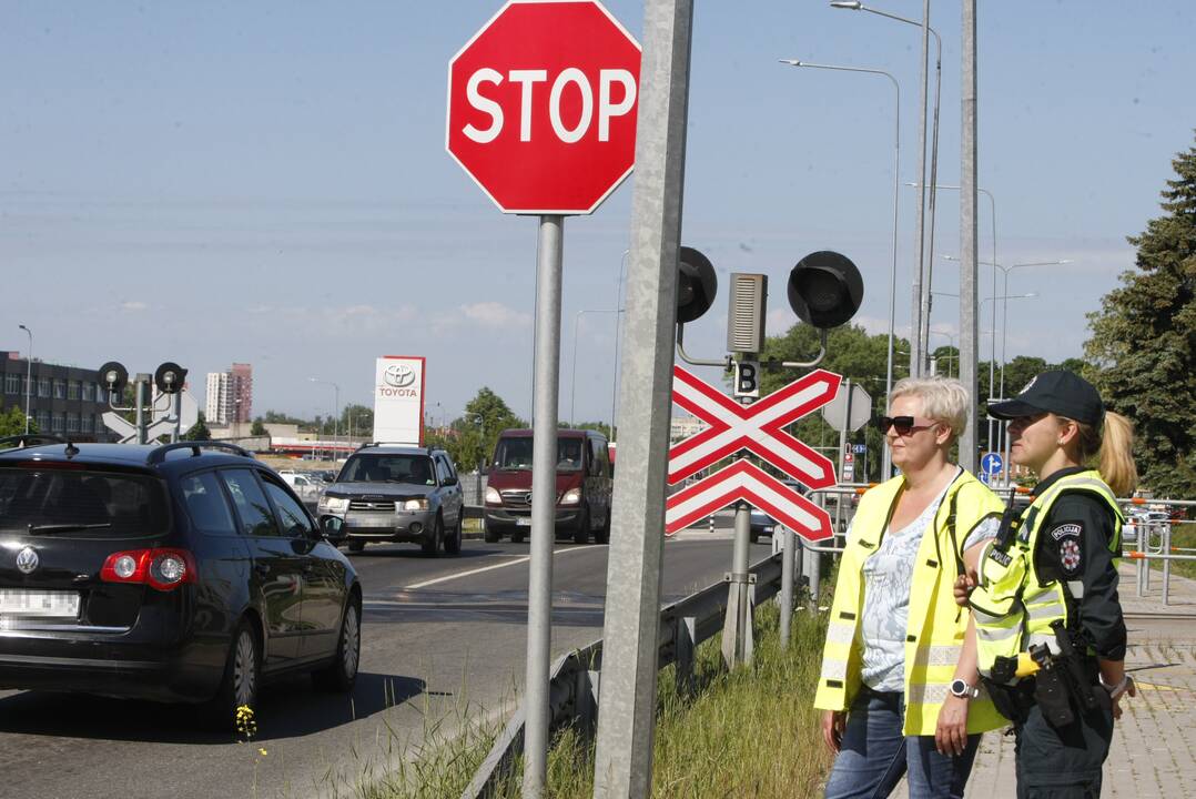 Prie Klaipėdos geležinkelio pervažų pareigūnai dalijo dovanas