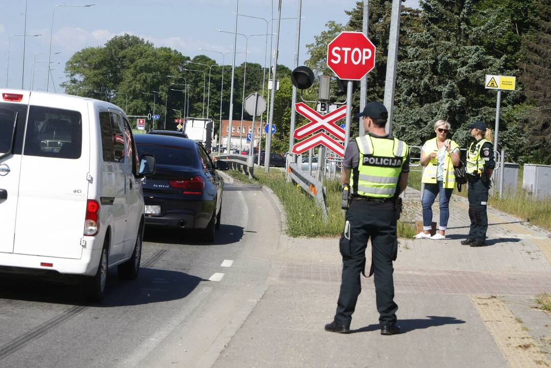 Prie Klaipėdos geležinkelio pervažų pareigūnai dalijo dovanas