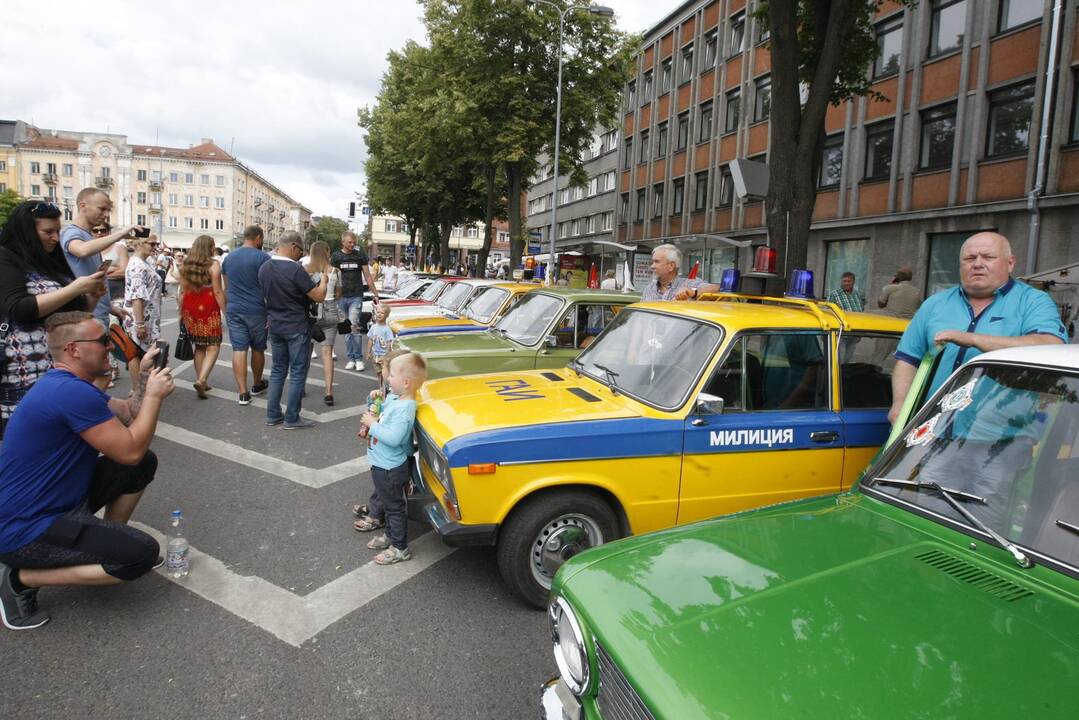 Uostamiesčio gatvėse – senovinių automobilių paradas