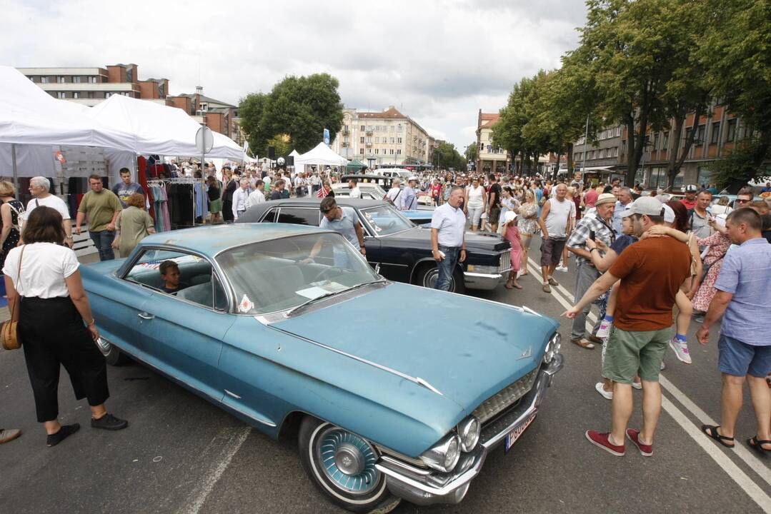 Uostamiesčio gatvėse – senovinių automobilių paradas