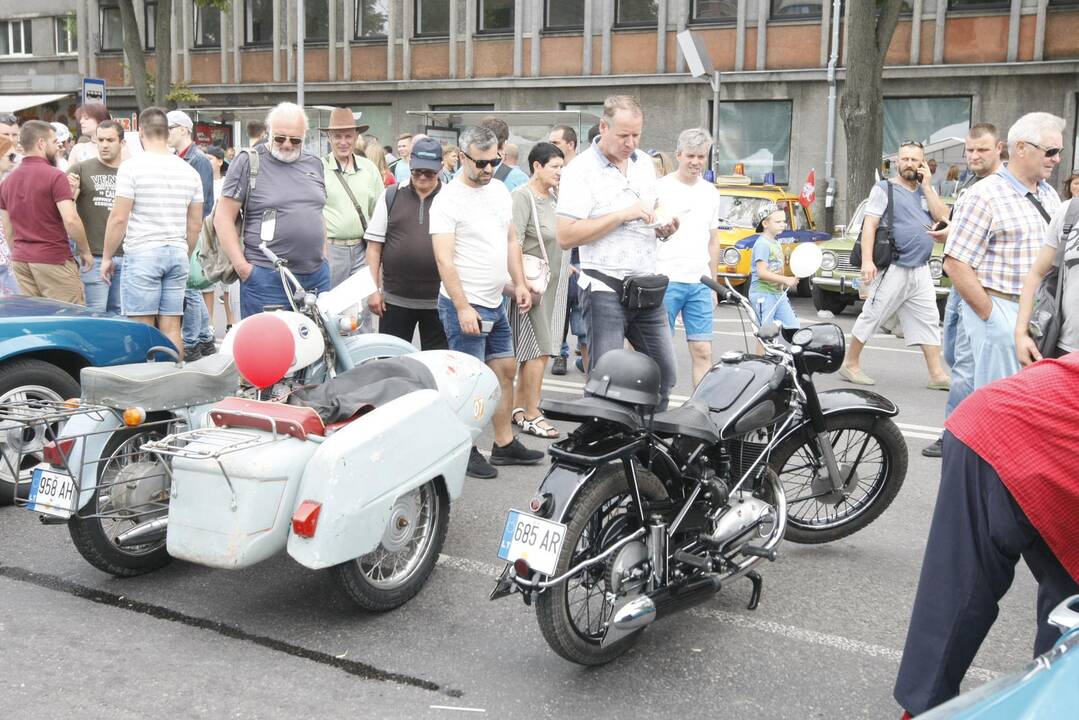 Uostamiesčio gatvėse – senovinių automobilių paradas