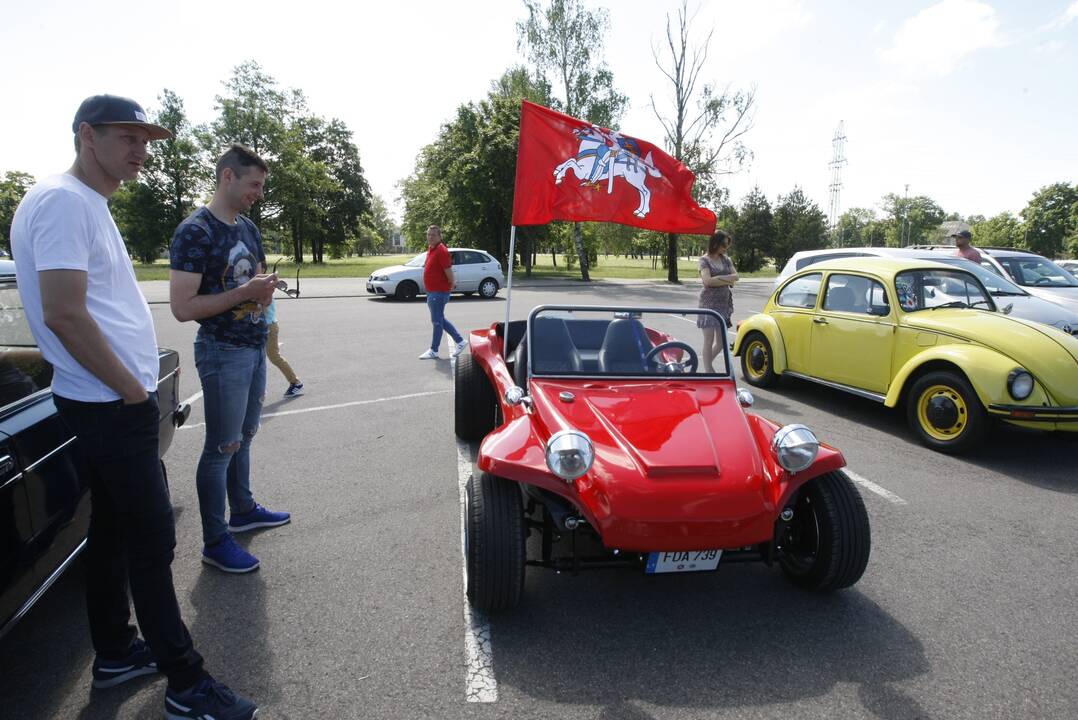 Sezoną pradėjo senovinių automobilių asociacija „Seni kibirai“