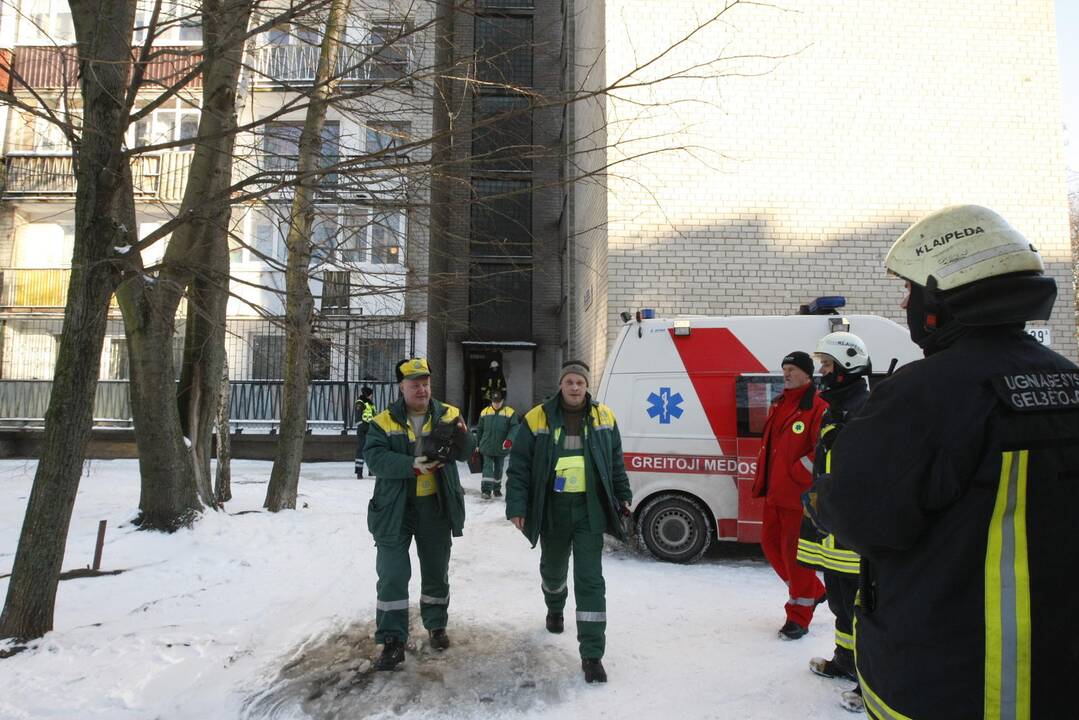 Uostamiestyje daugiabučiame name gaisro metu žuvo senolis