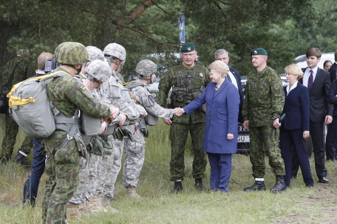 Prezidentė Klaipėdoje apžiūrėjo JAV karinę techniką
