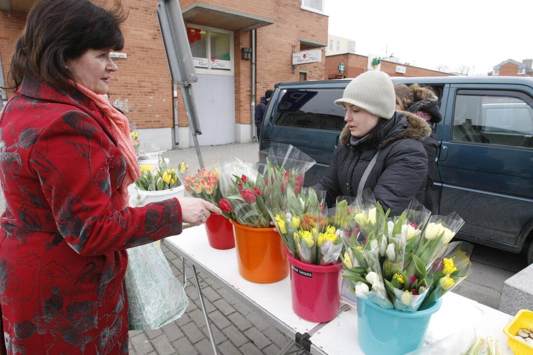 Klaipėdiečiai skubėjo sveikinti moteris