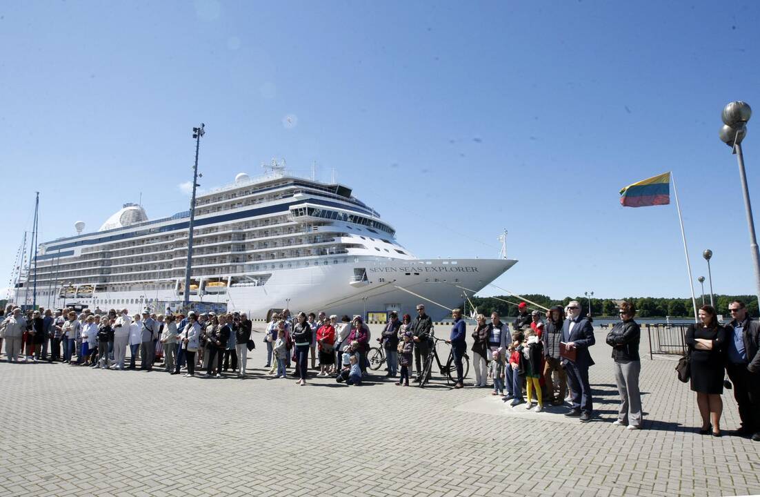 Kruizinių laivų terminale iškelta milžiniška trispalvė