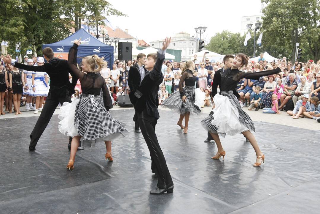 Uostamiestis skendi muzikos ir šokių garsuose