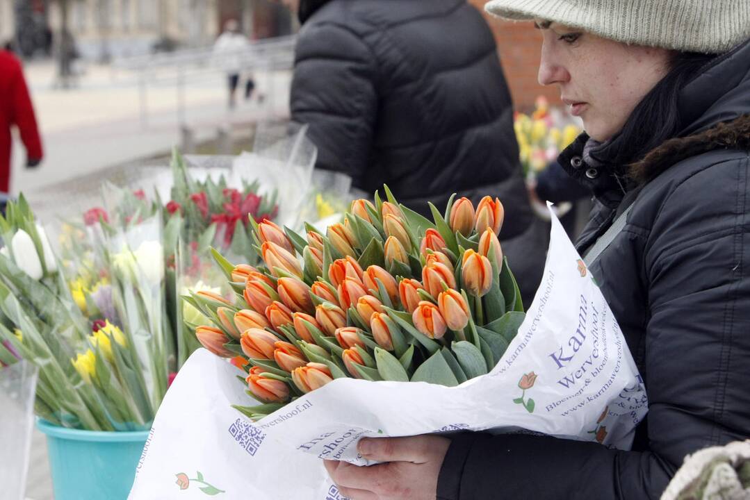 Klaipėdiečiai skubėjo sveikinti moteris