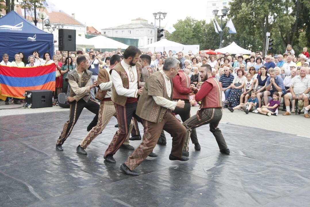 Uostamiestis skendi muzikos ir šokių garsuose