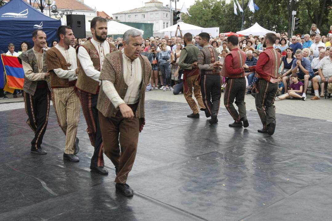 Uostamiestis skendi muzikos ir šokių garsuose