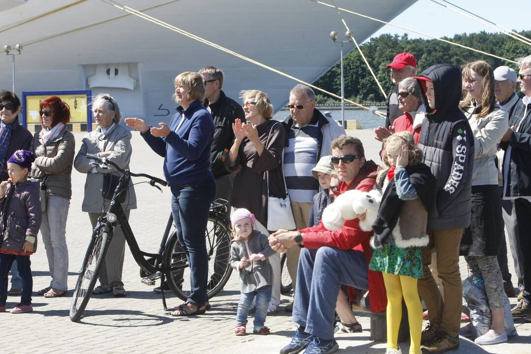 Kruizinių laivų terminale iškelta milžiniška trispalvė