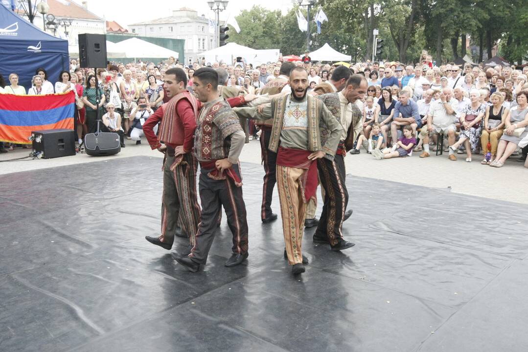 Uostamiestis skendi muzikos ir šokių garsuose