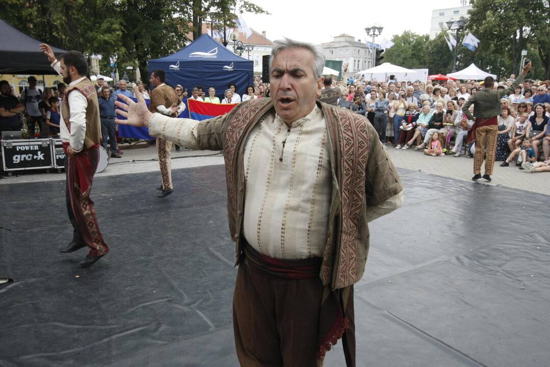 Uostamiestis skendi muzikos ir šokių garsuose
