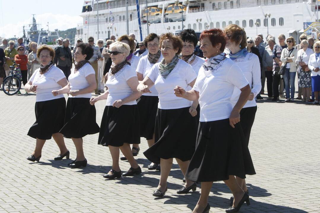 Kruizinių laivų terminale iškelta milžiniška trispalvė