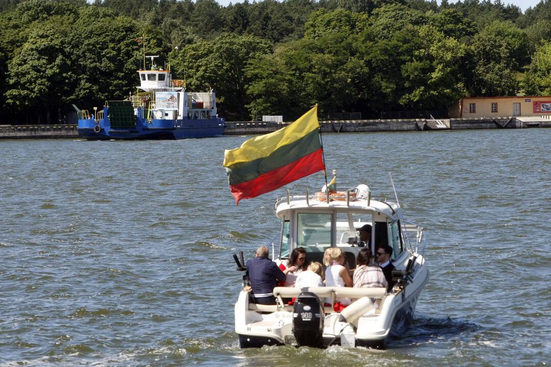 Kruizinių laivų terminale iškelta milžiniška trispalvė