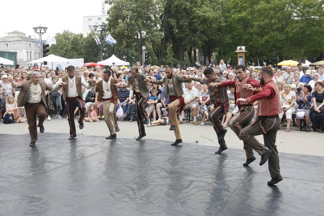 Uostamiestis skendi muzikos ir šokių garsuose