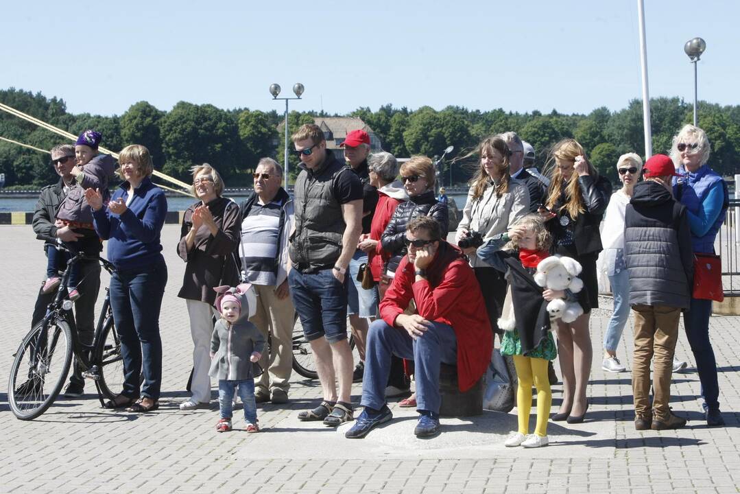 Kruizinių laivų terminale iškelta milžiniška trispalvė