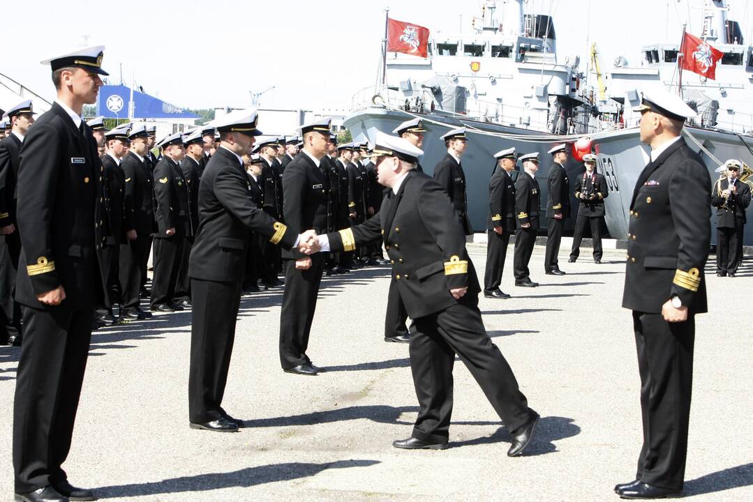 Karinių jūrų pajėgų vadų pasikeitimo ceremonija.