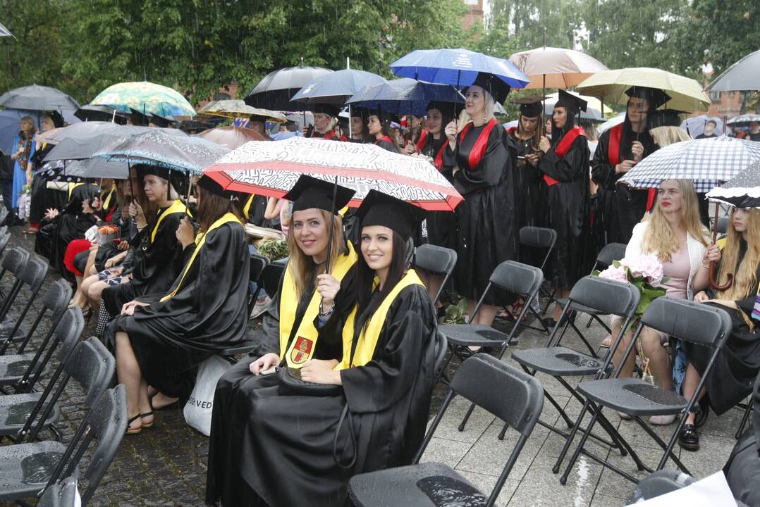 Diplomų įteikimas Klaipėdos universitete