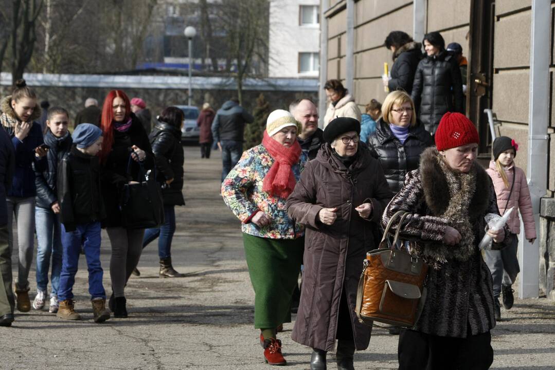 Velykų rytą tikintieji skubėjo į bažnyčią