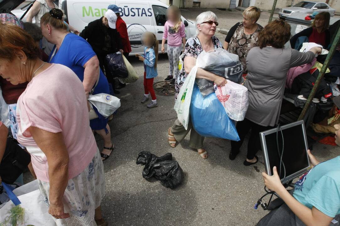 Klaipėdiečiai sunkiai besiverčiantiems dovanojo daiktus