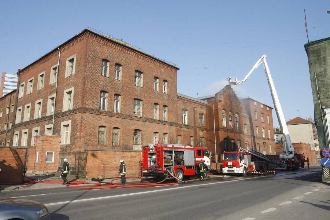 Užsiliepsnojo buvęs Klaipėdos policijos pastatas