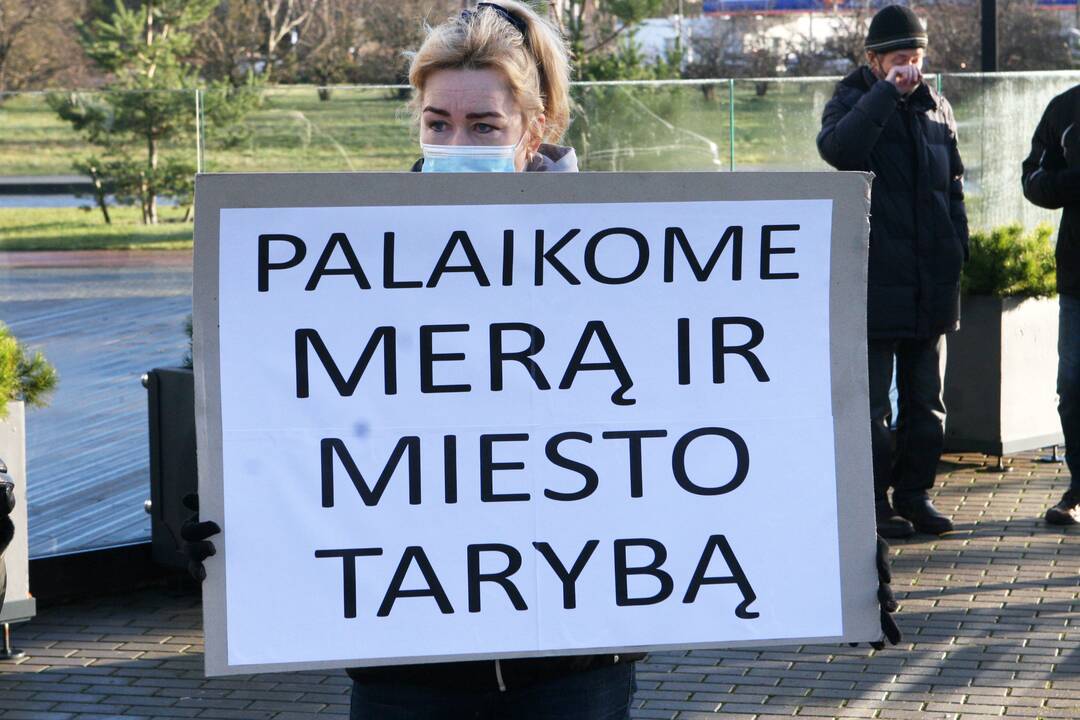 Palangoje – protestas prieš „Pušyno“ ir baseino privatizavimą: žmonės piktinosi A. Bilotaite