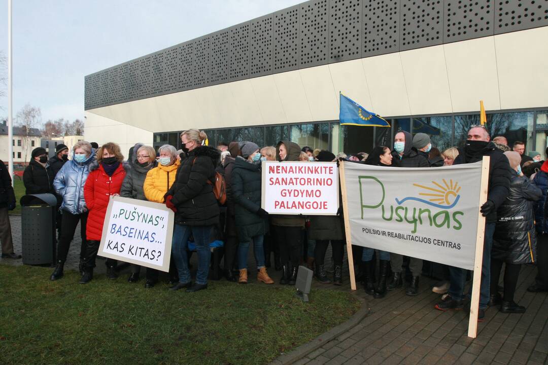 Palangoje – protestas prieš „Pušyno“ ir baseino privatizavimą: žmonės piktinosi A. Bilotaite