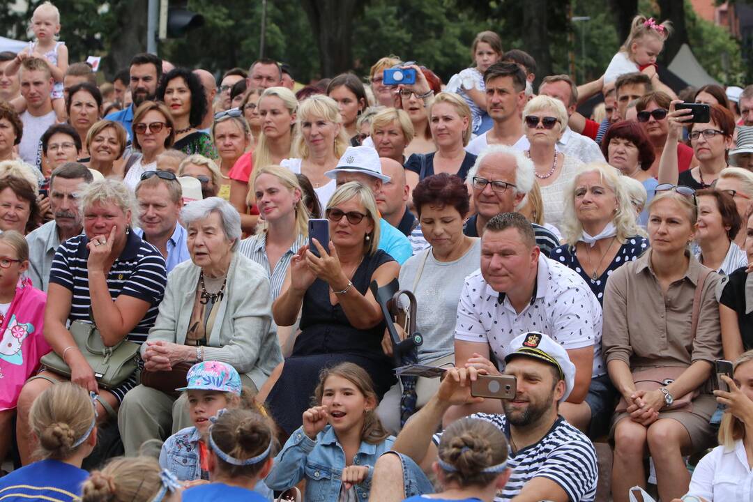 Uostamiestis skendi muzikos ir šokių garsuose