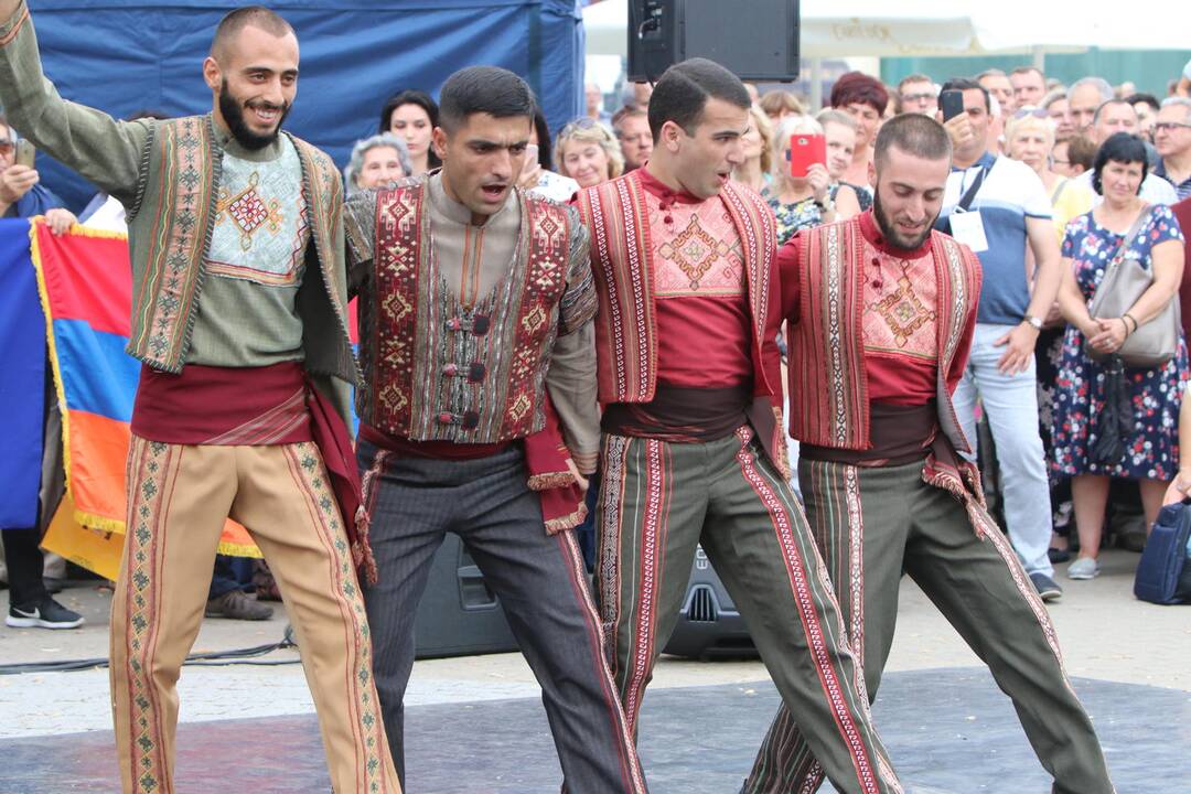 Uostamiestis skendi muzikos ir šokių garsuose