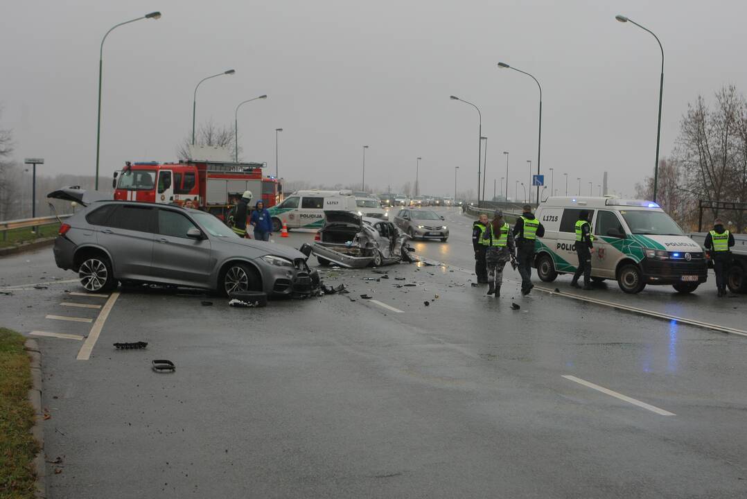 Mokyklos gatvėje – skaudi BMW ir „Honda“ avarija: automobiliai sumaitoti, trys žmonės ligoninėje