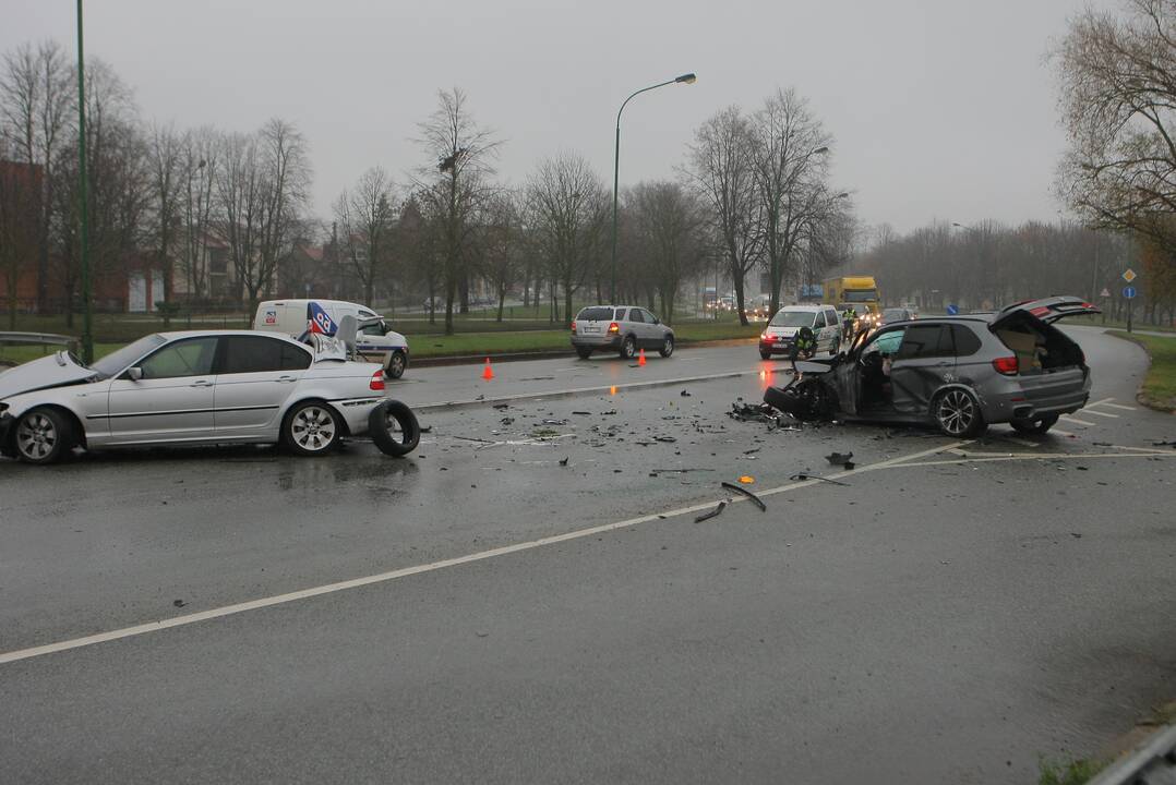 Mokyklos gatvėje – skaudi BMW ir „Honda“ avarija: automobiliai sumaitoti, trys žmonės ligoninėje