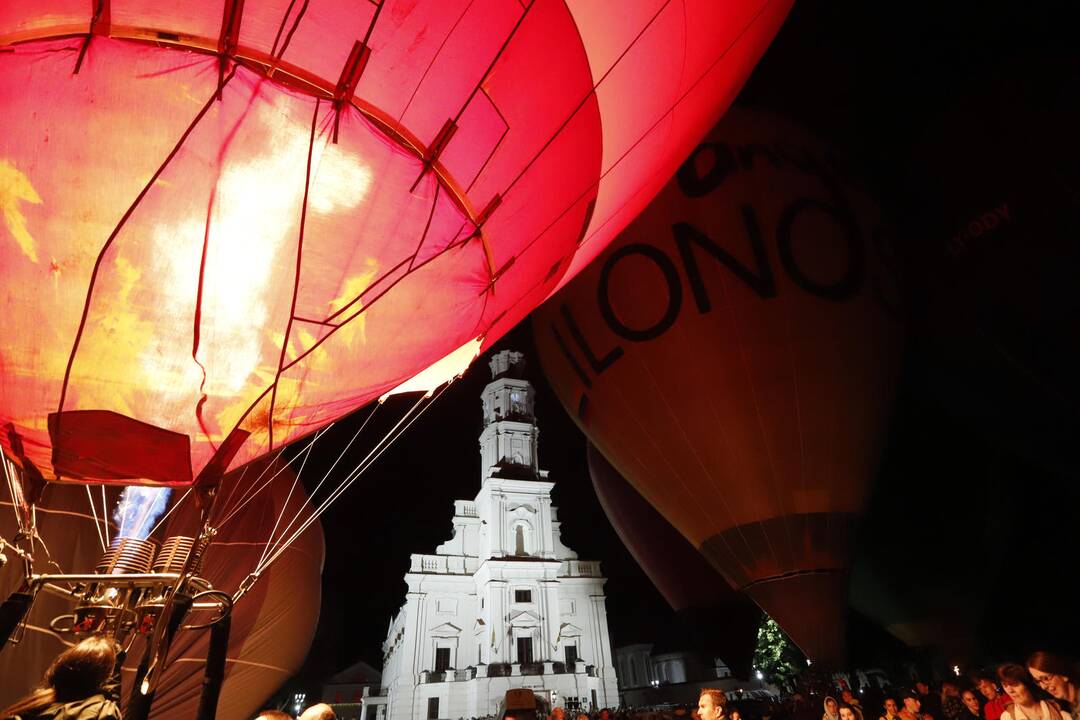 Naktinis oro balionų šou Kaune