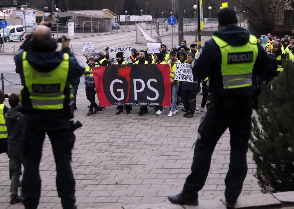 S. Dariaus ir S. Girėno stadioną stačiusių turkų protesto akcija