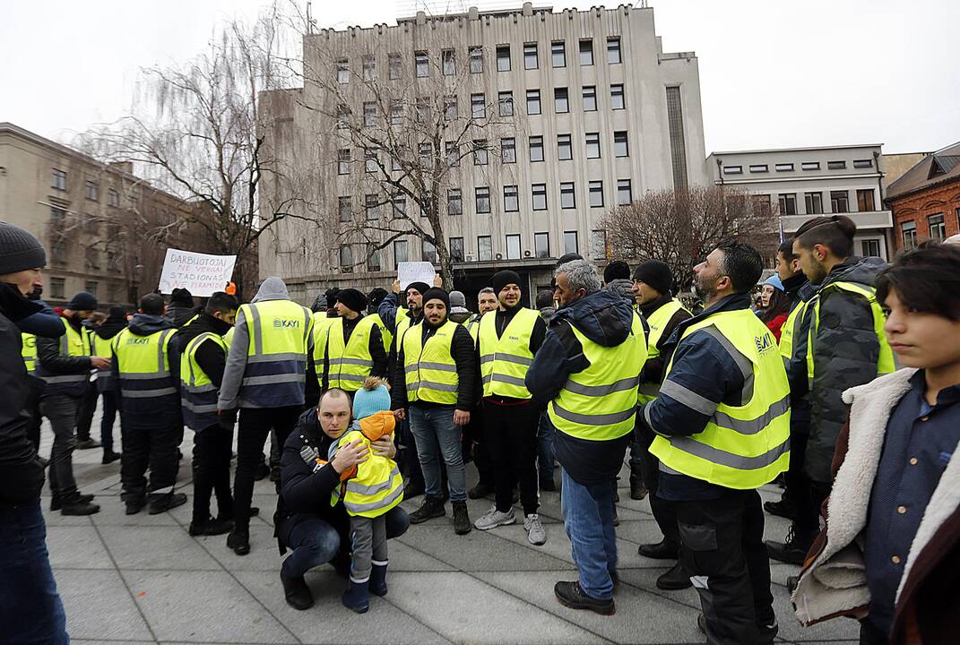 S. Dariaus ir S. Girėno stadioną stačiusių turkų protesto akcija