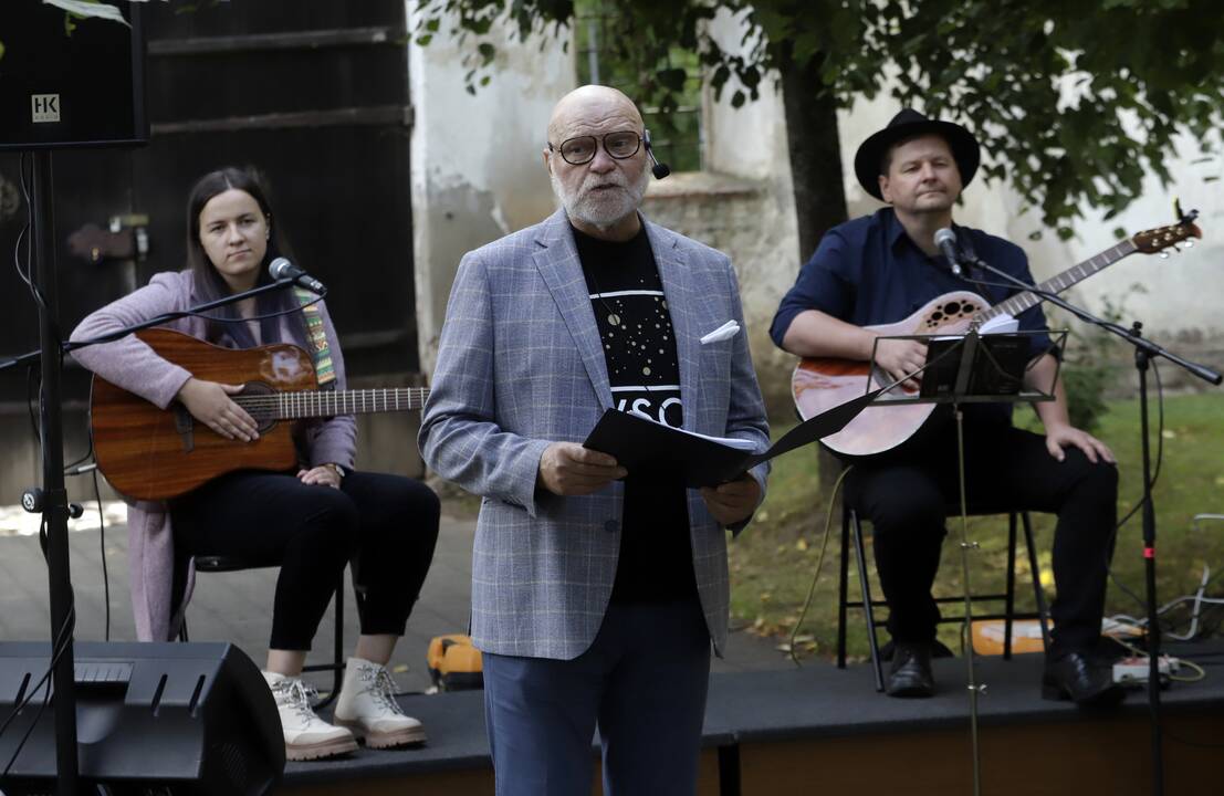 Po liepomis skambejo Vytauto Mačernio poezija