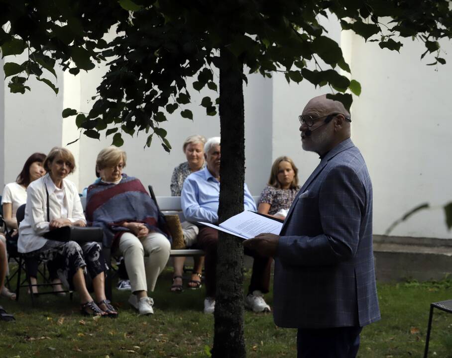 Po liepomis skambejo Vytauto Mačernio poezija