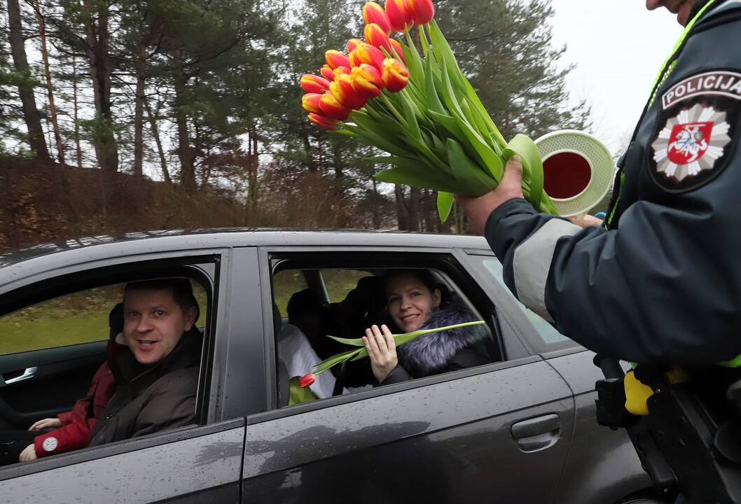 Pareigūnai sveikino moteris Kovo 8-osios proga
