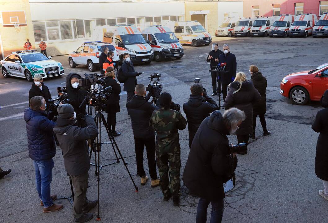 Prezidentas lankėsi karštosios koronaviruso linijos centre